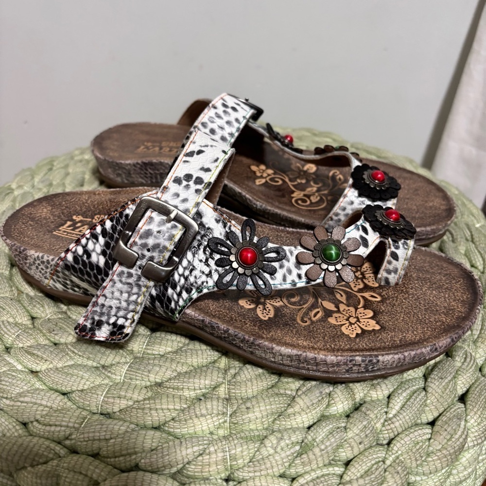 NEW L’artiste Kindness Gray/White Leather Floral Toe Ring Slide Comfort Sandal